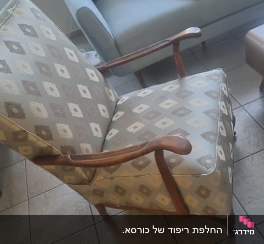 כורסה מרופדת בדוגמת יהלומים על רצפת אריחים